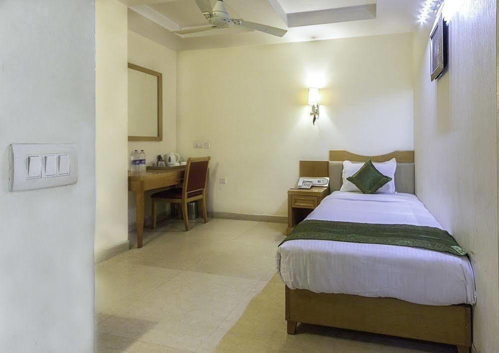 Hotel Bizzotel Γκουργκάον Εξωτερικό φωτογραφία